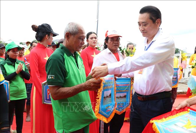 Phó Chủ tịch UBND tỉnh Vĩnh Long trao cờ lưu niệm cho các đội tham gia Giải. Ảnh: Thanh Hòa - TTXVN
