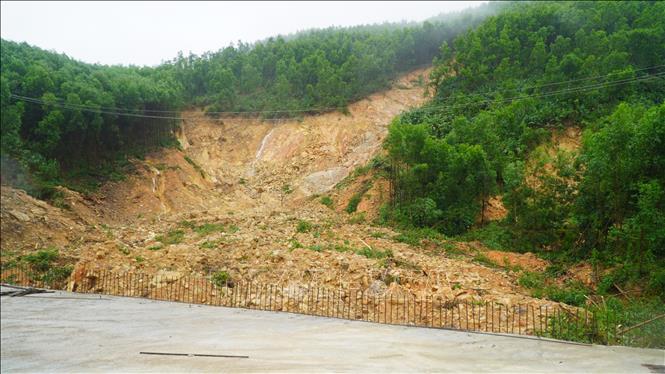 Trên địa bàn xã Khe Tre (Huế) xuất hiện nhiều điểm sạt lở. Ảnh: Mai Trang - TTXVN                      