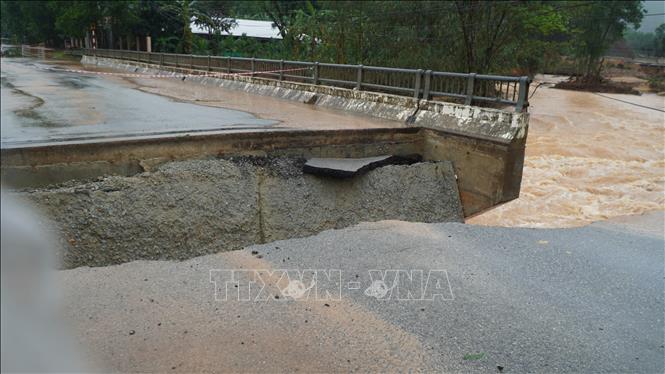 Cầu Phú Mậu bị sập gãy mố cầu vào sáng sớm 3/11. Ảnh: Mai Trang - TTXVN                            