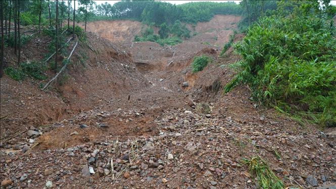 Sạt lở xảy ra trên địa bàn xã Khe Tre do mưa lớn. Ảnh: Mai Trang - TTXVN                         