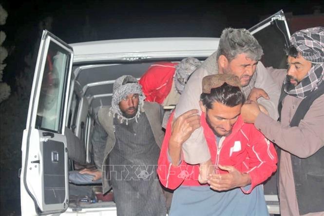 Nhân viên cứu hộ chuyển người bị thương tại hiện trường động đất ở miền Bắc Afghanistan ngày 3/11/2025. Ảnh: THX/TTXVN