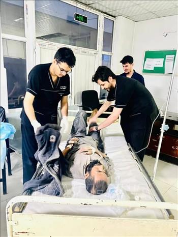 Nạn nhân bị thương sau động đất được điều trị tại bệnh viện ở tỉnh Samangan, Afghanistan ngày 3/11/2025. Ảnh: THX/TTXVN