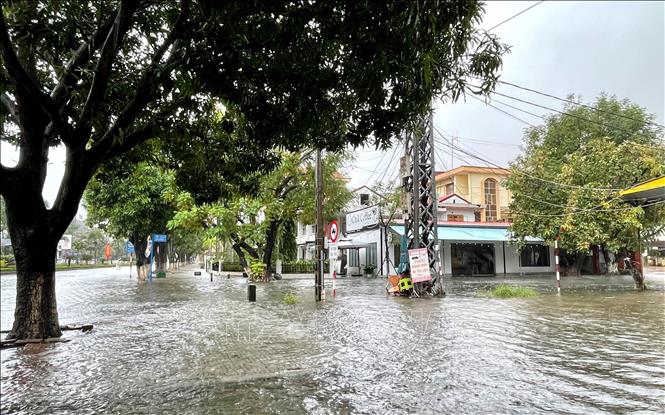 Mưa lớn khiến nhiều tuyến đường, khu dân cư trên địa bàn phường Đồng Hới, tỉnh Quảng Trị bị ngập. Ảnh: Võ Dung - TTXVN