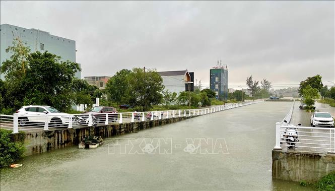 Mưa lớn khiến mực nước trên sông Nhật Lệ (Đồng Hới) đang lên, các hộ dân ở phường Đồng Hới, Quảng Trị chủ động kê cao tài sản, di dời ô tô, xe máy lên cao để tránh ngập lụt. Ảnh: Võ Dung - TTXVN