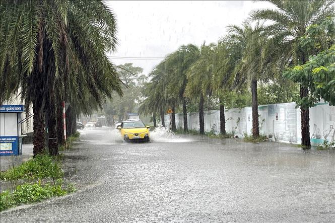 Mưa to khiến nước dâng ngập các tuyến đường tại phường Đồng Hới, tỉnh Quảng Trị. Ảnh: Võ Dung - TTXVN