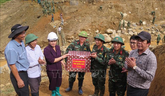 Phó Chủ tịch thường trực UBND tỉnh Quảng Ngãi Y Ngọc tặng quà cho cán bộ, chiến sĩ Quân đoàn 34 và người dân. Ảnh: Dư Toán – TTXVN