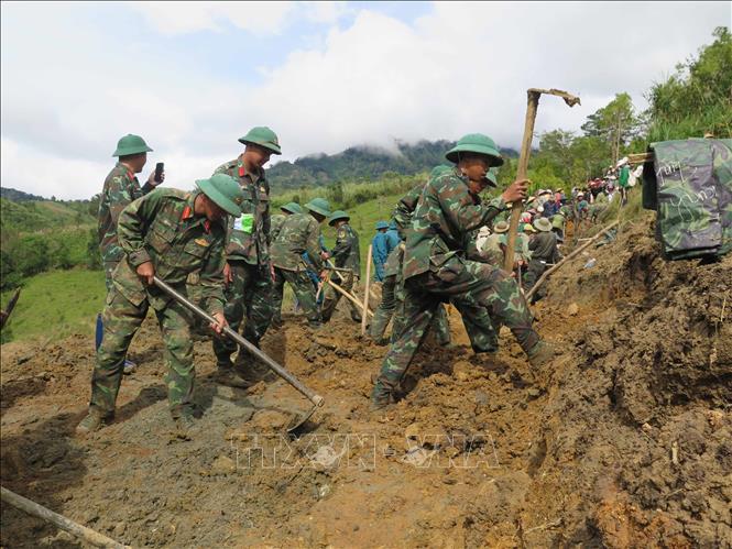 Cán bộ, chiến sĩ Quân đoàn 34 triển khai công tác mở đường vào các thôn bị cô lập do mưa lũ ở xã Ngọc Linh (Quảng Ngãi). Ảnh: Dư Toán – TTXVN