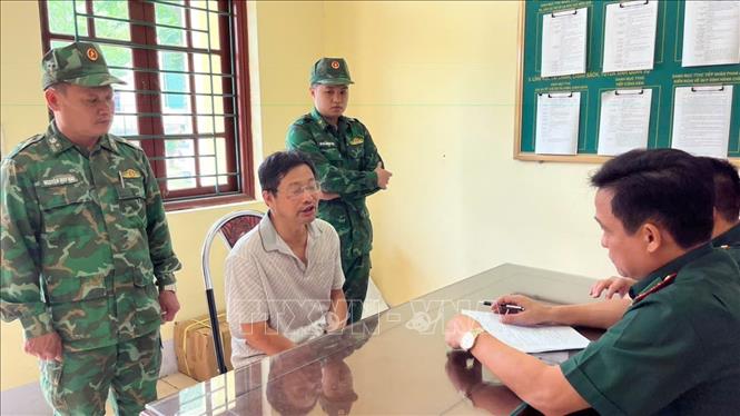 Bộ Đội Biên phòng làm việc với đối tượng Ngô Tân Kích. Ảnh: TTXVN phát