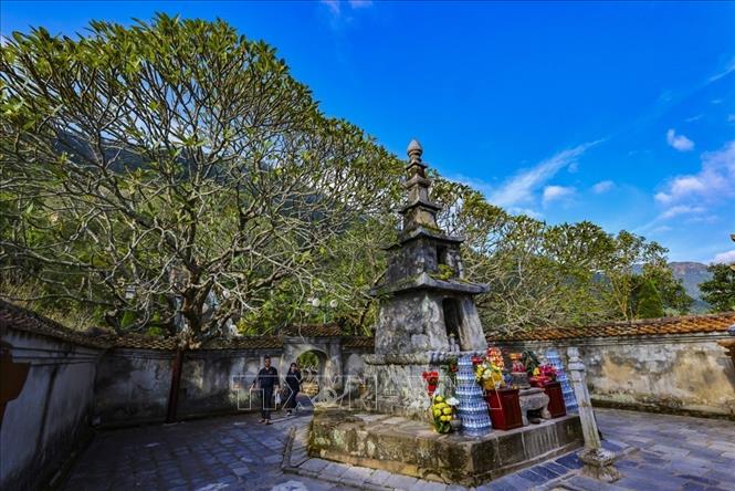 Tháp Tổ Trần Nhân Tông hay còn gọi là Tháp Huệ Quang mặt bằng rộng khoảng 180m2, cao 10m, với 6 tầng, được ghép từ các phiến đá xanh, đặt ở vị trí trung tâm của vườn tháp. Ảnh: Minh Đức - TTXVN