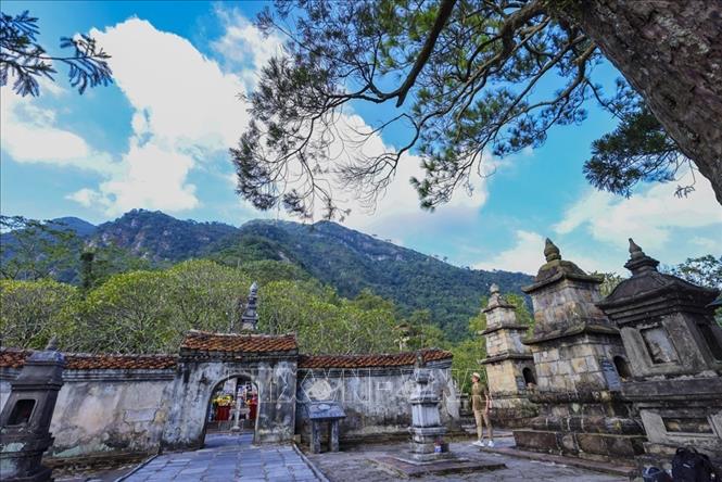 Vườn tháp Huệ Quang hiện còn lưu giữ 97 ngôi tháp mộ. Mỗi tháp mộ đều có kích thước và độ cao thấp khác nhau, điều đó thể hiện vị trí, chức sắc của các nhà sư tu hành tại nơi đây. Ảnh: Minh Đức - TTXVN