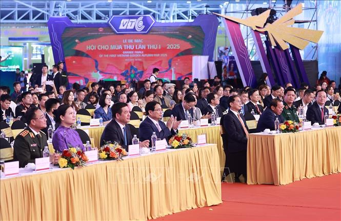 Thủ tướng Phạm Minh Chính và các đại biểu dự Lễ bế mạc Hội chợ Mùa thu lần thứ nhất - năm 2025. Ảnh: Dương Giang-TTXVN