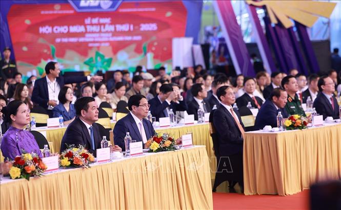 Thủ tướng Phạm Minh Chính và các đại biểu dự Lễ bế mạc Hội chợ Mùa thu lần thứ nhất - năm 2025. Ảnh: Dương Giang-TTXVN