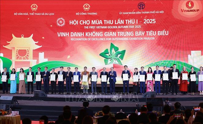 Lãnh đạo Đảng, Nhà nước trao chứng nhận và biểu trưng vinh danh cho các tổ chức, doanh nghiệp tiêu biểu. Ảnh: Dương Giang-TTXVN 