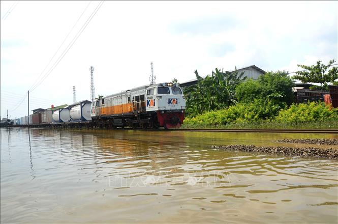 Cảnh ngập lụt sau những trận mưa lớn tại Semarang, Trung Java, Indonesia. Ảnh: THX/TTXVN