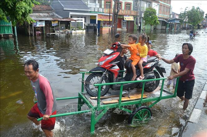 Cảnh ngập lụt sau những trận mưa lớn tại Semarang, Trung Java, Indonesia. Ảnh: THX/TTXVN