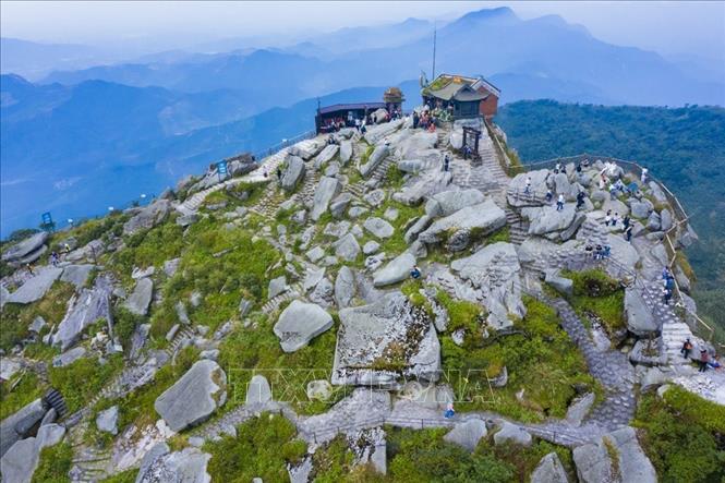 Đường lên non thiêng Yên Tử được hình thành từ hàng nghìn bậc thang bằng đá. Ảnh: Minh Đức – TTXVN