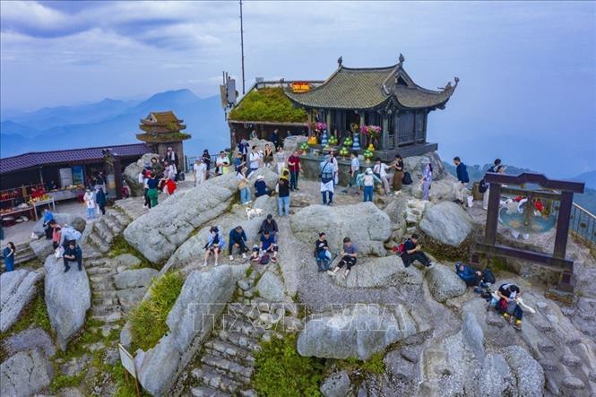 Chùa Đồng nằm trên đỉnh cao nhất của núi Yên Tử, được đúc từ chất liệu đồng. Mặt bằng kiến trúc của chùa dạng chữ Nhất, kết cấu vững chắc, được đặt trên sập đồng, dạng chân quỳ, dạ cá. Chùa quay hướng Tây Nam, diện tích khoảng 20m2, chiều cao từ mặt nền đến mái là 3,35m. Ảnh: Minh Đức - TTXVN