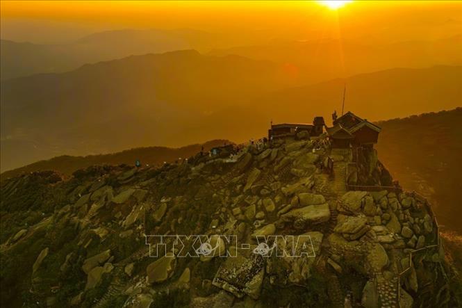 Vẻ đẹp hoàng hôn chùa Đồng trên non thiêng Yên Tử. Ảnh: Minh Đức - TTXVN