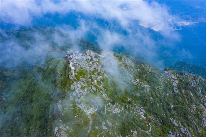 Chùa Đồng nằm ở độ cao 1068 m trên non thiêng Yên Tử. Chùa như một đài sen nằm giữa không gian thiên nhiên bao la hùng vĩ, quanh năm mây trắng, sương mù che phủ. Trong chùa thờ tượng Đức Phật Thích Ca Mâu Ni và Tam Tổ Trúc Lâm. Ảnh: Minh Đức - TTXVN