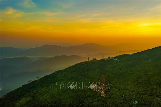 Vẻ đẹp của Yên Tử là sự kỳ vĩ của núi non hòa với nét cổ kính trầm mặc của hệ thống am, chùa, tháp. Ảnh: Minh Đức - TTXVN