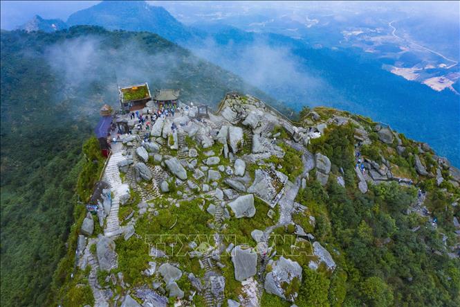 Chùa Đồng nằm ở độ cao 1068 m trên non thiêng Yên Tử. Chùa như một đài sen nằm giữa không gian thiên nhiên bao la hùng vĩ, quanh năm mây trắng, sương mù che phủ. Trong chùa thờ tượng Đức Phật Thích Ca Mâu Ni và Tam Tổ Trúc Lâm. Ảnh: Minh Đức - TTXVN