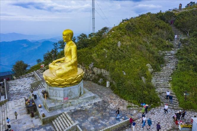 Tượng Phật Hoàng Trần Nhân Tông được đúc bằng đồng nguyên khối, cao 15m, nặng 138 tấn, tọa lạc trên đỉnh An Kỳ Sinh (Yên Tử) có độ cao 900m so với mặt nước biển. Ảnh: Minh Đức - TTXVN