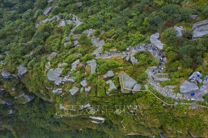 Đường lên non thiêng Yên Tử được hình thành từ hàng nghìn bậc thang bằng đá. Ảnh: Minh Đức – TTXVN