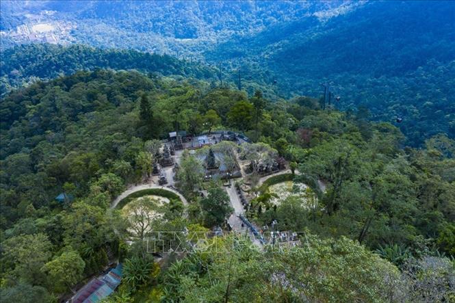 Vườn tháp Huệ Quang trên Yên Tử hiện còn lưu giữ 97 ngôi tháp mộ. Mỗi tháp mộ đều có kích thước và độ cao thấp khác nhau, thể hiện vị trí, chức sắc của các nhà sư tu hành nơi đây. Ảnh: Minh Đức - TTXVN