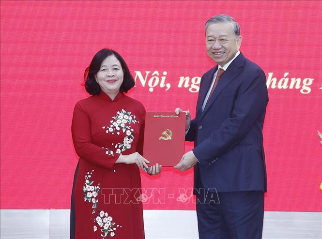 Tổng Bí thư Tô Lâm dự và trao Quyết định của Bộ Chính trị điều động, phân công đồng chí Bùi Thị Minh Hoài giữ chức Bí thư Đảng ủy Mặt trận Tổ quốc, các đoàn thể Trung ương. Ảnh: Thống Nhất - TTXVN

