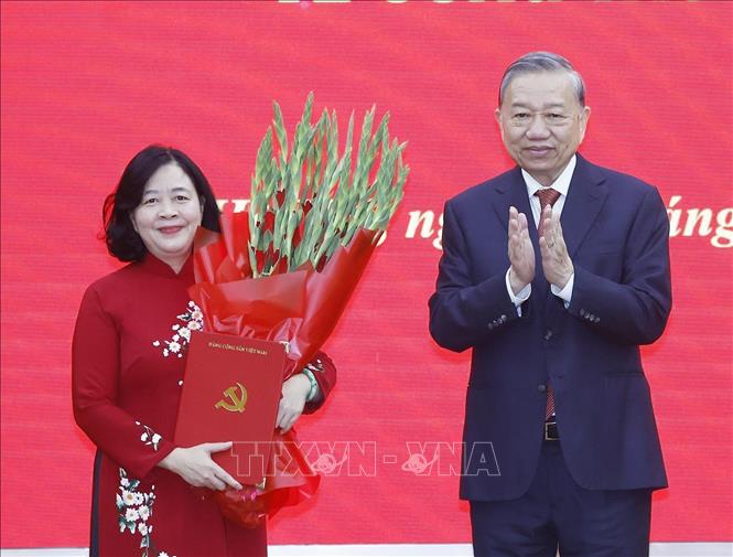 Tổng Bí thư Tô Lâm dự và trao Quyết định của Bộ Chính trị điều động, phân công đồng chí Bùi Thị Minh Hoài giữ chức Bí thư Đảng ủy Mặt trận Tổ quốc, các đoàn thể Trung ương. Ảnh: Thống Nhất - TTXVN

