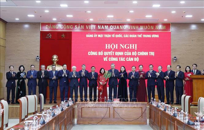 Tổng Bí thư Tô Lâm và các đại biểu chúc mừng đồng chí Bùi Thị Minh Hoài, Ủy viên Bộ Chính trị, Bí thư Trung ương Đảng, Bí thư Đảng ủy Mặt trận Tổ quốc, các đoàn thể Trung ương. Ảnh: Thống Nhất - TTXVN
