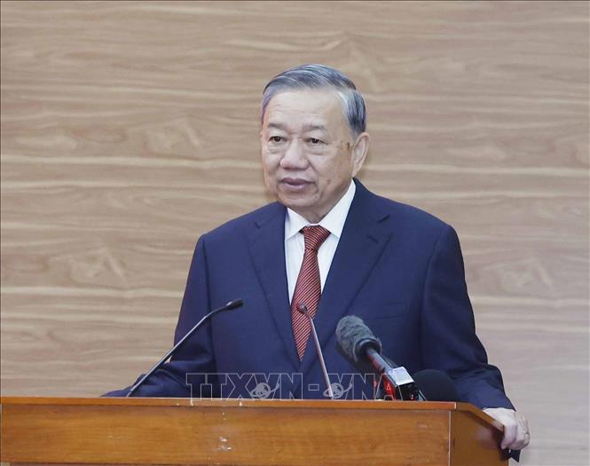 Tổng Bí thư Tô Lâm phát biểu chỉ đạo và giao nhiệm vụ cho đồng chí Bùi Thị Minh Hoài. Ảnh: Thống Nhất - TTXVN
