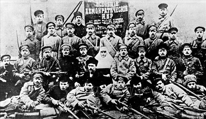 Đội Cận vệ Đỏ đầu tiên của nhà máy 