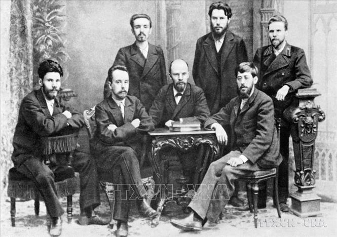 Vladimir Ilyich Lenin và Hội viên Hội Liên hiệp đấu tranh giải phóng giai cấp công nhân do Người thành lập 1897. Ảnh: TTXVN