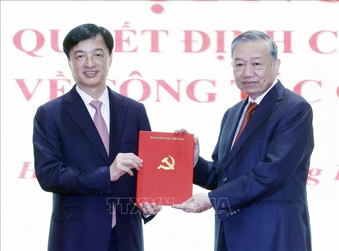 Tổng Bí thư Tô Lâm trao Quyết định của Bộ Chính trị điều động, phân công, chỉ định đồng chí Nguyễn Duy Ngọc giữ chức Bí thư Thành uỷ Hà Nội. Ảnh: Thống Nhất - TTXVN