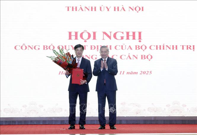 Tổng Bí thư Tô Lâm trao Quyết định của Bộ Chính trị điều động, phân công, chỉ định đồng chí Nguyễn Duy Ngọc giữ chức Bí thư Thành uỷ Hà Nội. Ảnh: Thống Nhất - TTXVN