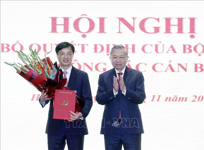 Tổng Bí thư Tô Lâm trao Quyết định của Bộ Chính trị điều động, phân công, chỉ định đồng chí Nguyễn Duy Ngọc giữ chức Bí thư Thành uỷ Hà Nội. Ảnh: Thống Nhất - TTXVN