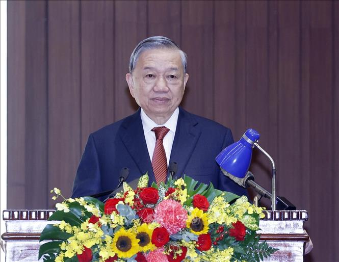 Tổng Bí thư Tô Lâm phát biểu chỉ đạo và giao nhiệm vụ cho đồng chí Nguyễn Duy Ngọc, Ủy viên Bộ Chính trị, Bí thư Thành ủy Hà Nội. Ảnh: Thống Nhất - TTXVN
