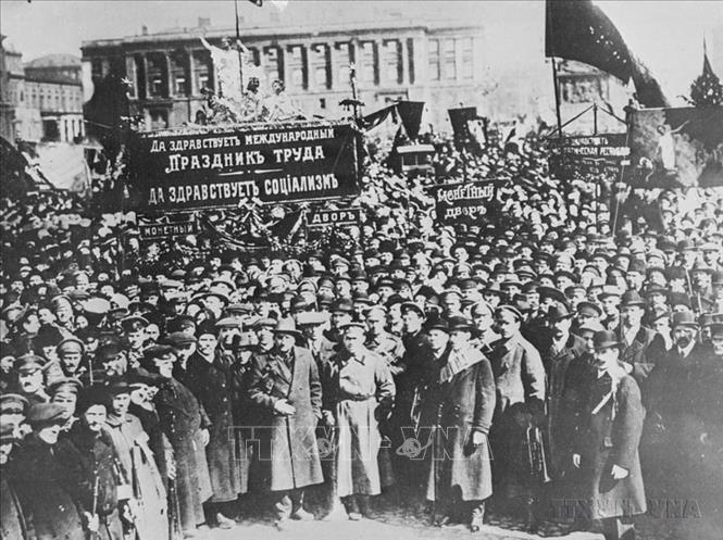 Công nhân, viên chức Nhà máy đúc tiền trong cuộc tuần hành ngày 1/5/1917 tại Petrograd. Ảnh: TTXVN