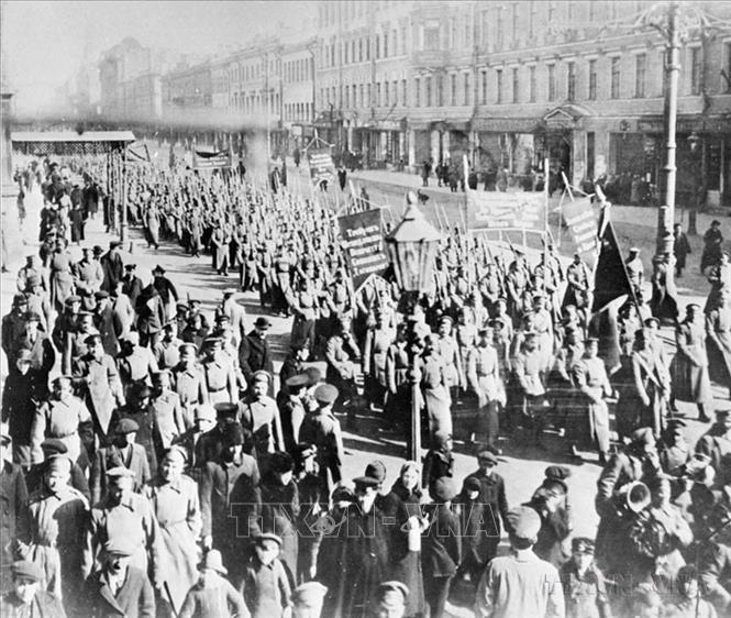 Biểu dương lực lượng của các đơn vị quân cách mạng bảo vệ Petrograd ngày 4/5/1917 (tức ngày 24/4 âm lịch). Ảnh: TTXVN