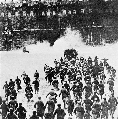 Tối 6/11, rạng sáng 7/11/1917, lực lượng thủy thủ, chiến sĩ Cận vệ đỏ và binh sĩ cách mạng tràn vào Cung điện Mùa Đông ở Petrograd (nay là St. Petersburg), bắt giữ các bộ trưởng của Chính phủ lâm thời. Ảnh: Tư liệu TTXVN