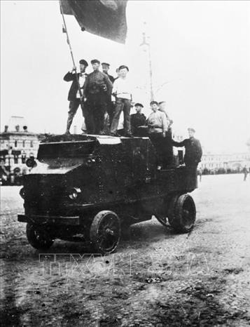 Công nhân trên một chiếc xe bọc thép ở Quảng trường đỏ, Moskva trong những ngày Cách mạng Tháng Mười năm 1917. Ảnh: Tư liệu TTXVN