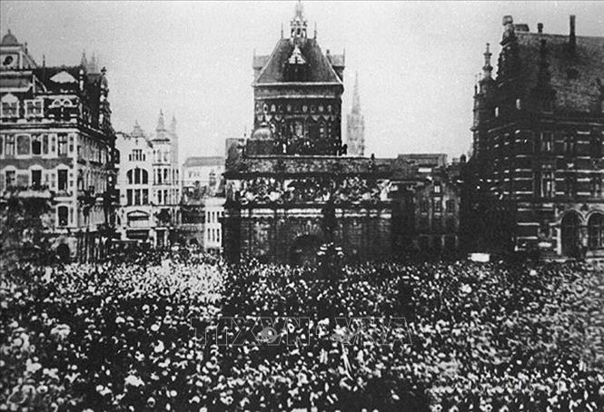 Cuộc nổi dậy vũ trang của công nhân, binh lính và thủy thủ tại thành phố Petrograd (7/11/1917). Ảnh: Tư liệu TTXVN phát