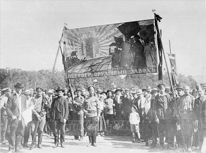  Công nhân của xưởng làm trong thành phố Petrograd biểu tình tháng 7/1917. Ảnh; TTXVN