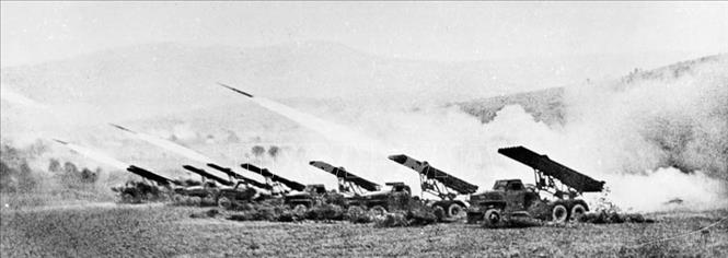 Ngọn cờ hòa bình được nêu cao từ Cách mạng Tháng Mười, được Liên Xô kế tục, là nhân tố có vai trò quyết định nhất tiêu diệt chủ nghĩa phát xít trong Chiến tranh thế giới thứ hai, cứu loài người thoát khỏi sự thống trị của chủ nghĩa phát xít. Trong ảnh: Pháo phản lực Katyusha - loại vũ khí huyền thoại của Hồng quân Liên Xô trong Chiến tranh thế giới thứ hai khiến quân Đức 