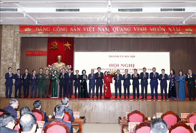 Đồng chí Nguyễn Duy Ngọc và Ban Thường vụ Thành ủy Hà Nội chúc mừng đồng chí Bùi Thị Minh Hoài, nguyên Bí thư Thành ủy Hà Nội. Ảnh: Thống Nhất - TTXVN
