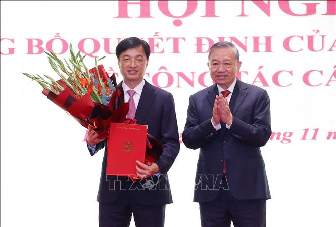 Tổng Bí thư Tô Lâm trao Quyết định của Bộ Chính trị điều động, phân công, chỉ định đồng chí Nguyễn Duy Ngọc giữ chức Bí thư Thành uỷ Hà Nội. Ảnh: Văn Điệp - TTXVN