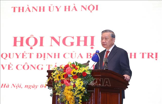 Tổng Bí thư Tô Lâm phát biểu chỉ đạo và giao nhiệm vụ cho đồng chí Nguyễn Duy Ngọc, Ủy viên Bộ Chính trị, Bí thư Thành ủy Hà Nội. Ảnh: Văn Điệp - TTXVN