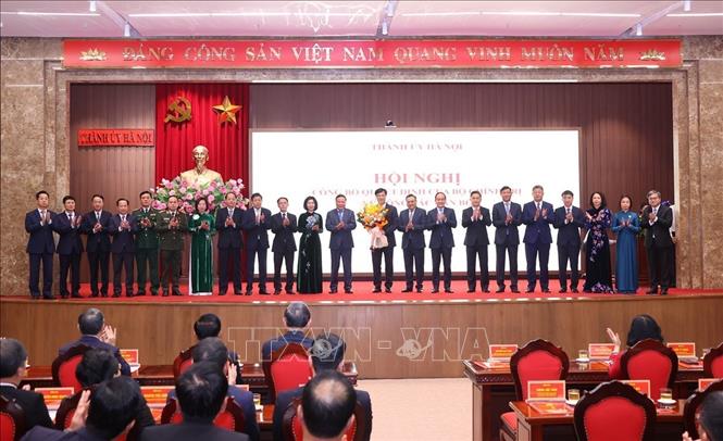 Ban Thường vụ Thành ủy Hà Nội tặng hoa chúc mừng đồng chí Nguyễn Duy Ngọc, Ủy viên Bộ Chính trị, Bí thư Thành ủy Hà Nội. Ảnh: Văn Điệp - TTXVN