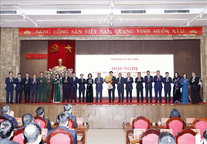 Ban Thường vụ Thành ủy Hà Nội tặng hoa chúc mừng đồng chí Nguyễn Duy Ngọc, Ủy viên Bộ Chính trị, Bí thư Thành ủy Hà Nội. Ảnh: Thống Nhất - TTXVN